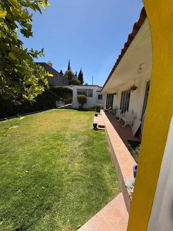 amplio jardn en casa en ojo de agua